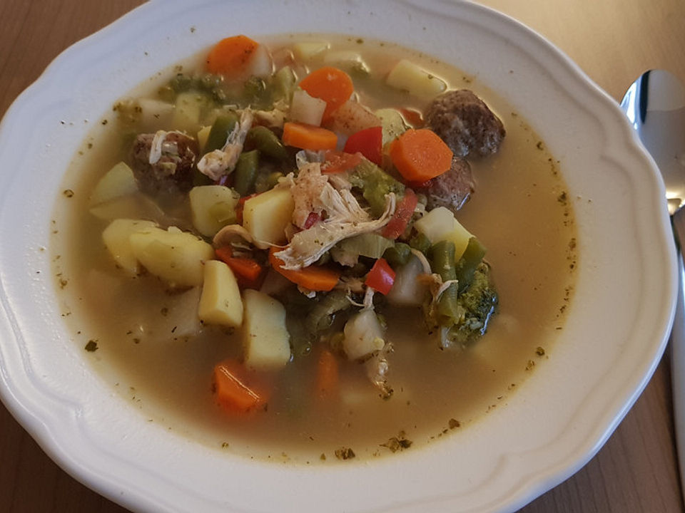 Gemüsesuppe mit Hackbällchen