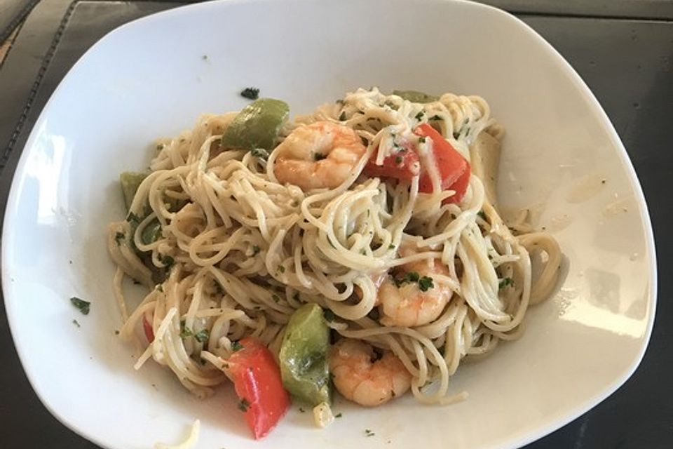 Knoblauchspaghetti mit Paprika und Gambas in Kokosmilch