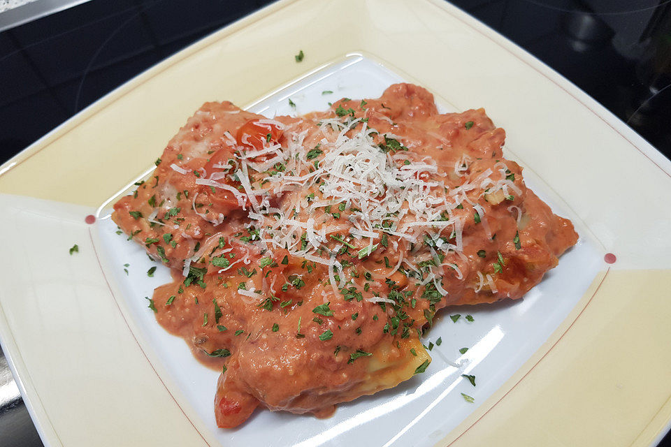 Maultaschen in Tomatensahnesoße mit grün-roter Abwechslung