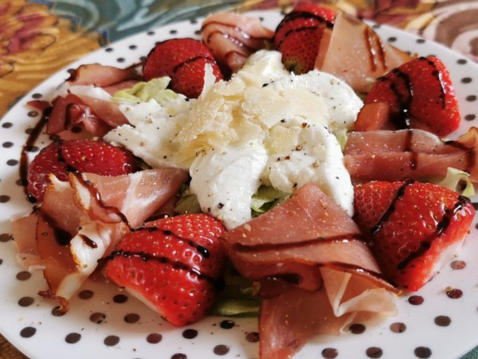 Mozzarella, Parmaschinken, Erdbeeren und Parmesan auf Rucola von ...