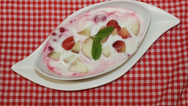 Buttermilch-Joghurt-Kaltschale mit Pfirsichen und Himbeeren von Jadekettu Buttermilch-Joghurt-Kaltschale mit Pfirsichen und Himbeeren von Jadekettu