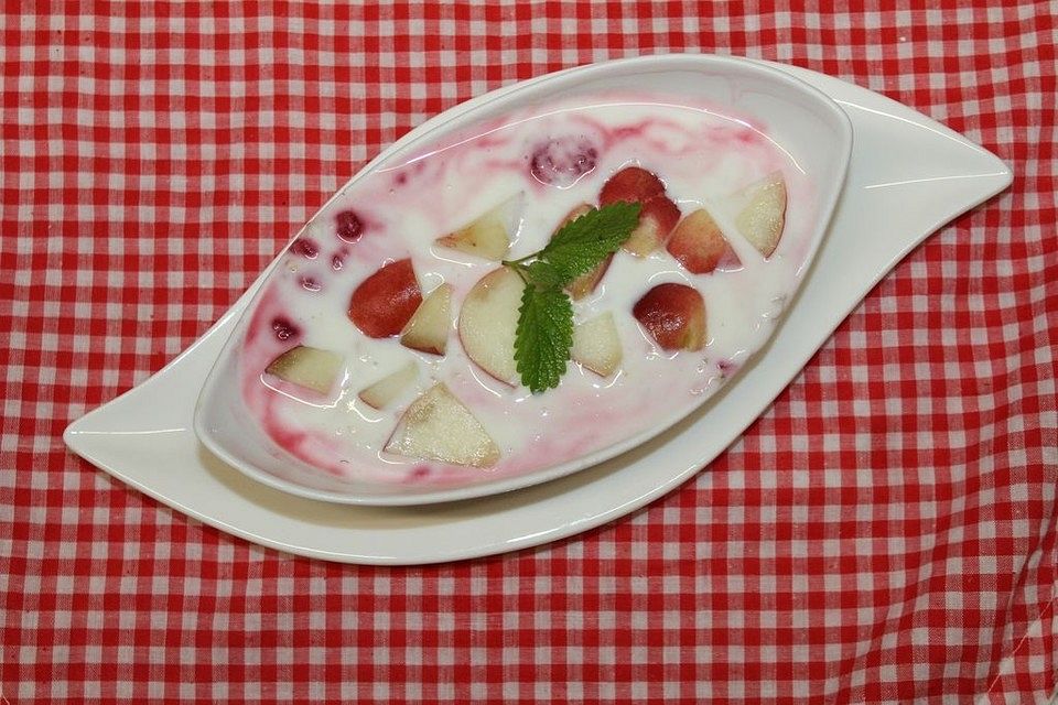 Buttermilch-Joghurt-Kaltschale mit Pfirsichen und Himbeeren