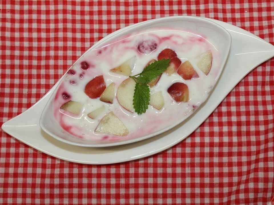 Buttermilch-Joghurt-Kaltschale mit Pfirsichen und Himbeeren von ...
