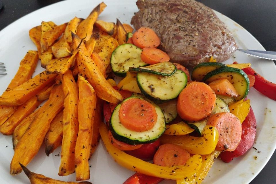 Steak mit Süßkartoffelpommes und gebratenem Gemüse