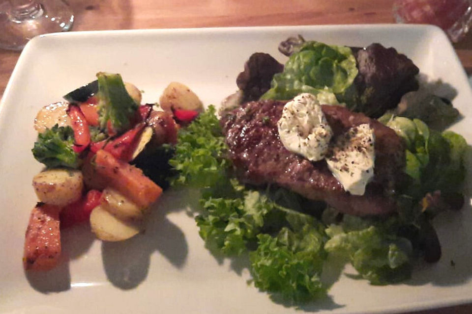 Steak mit Süßkartoffelpommes und gebratenem Gemüse