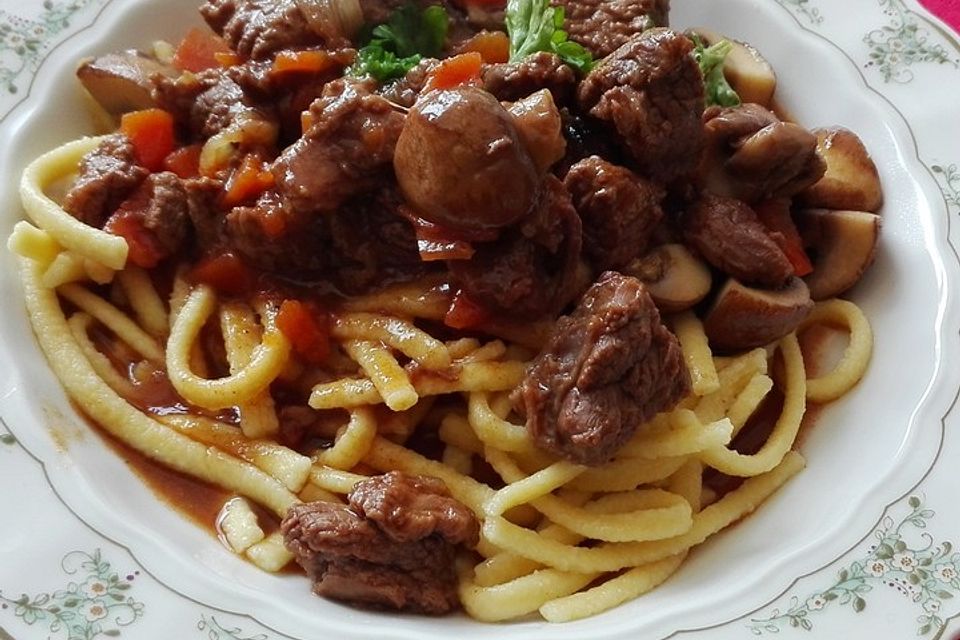 Gulasch mit Rotwein und Champignons