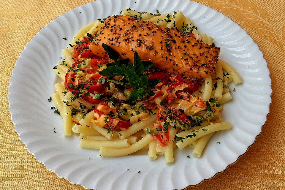 Nudeln mit Lachs und Gemüsesoße