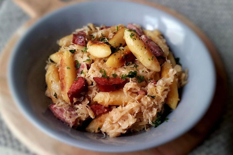 Schupfnudeln mit Cabanossi und Rahm-Sauerkraut