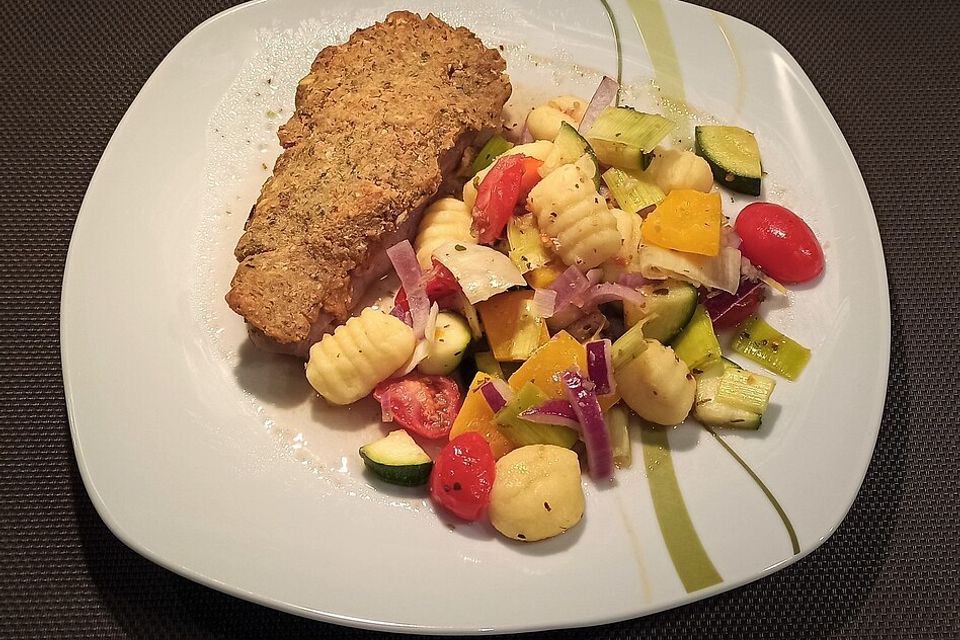 Schweinefilets mit Senfkruste auf mediterranem Gnocchi-Gemüsebett