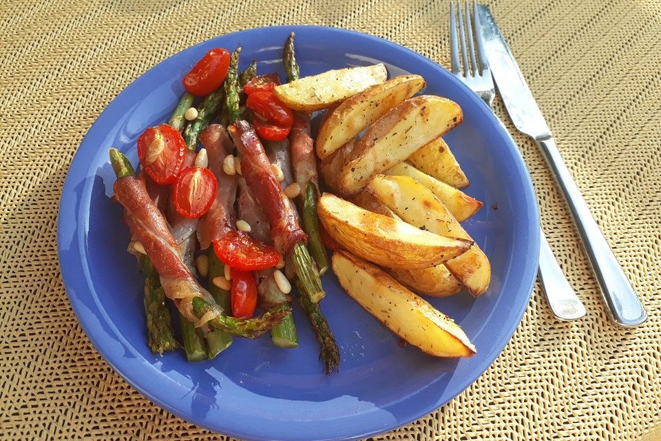 Grüner Spargel im Speckmantel mit Cherrytomaten und Pinienkerne