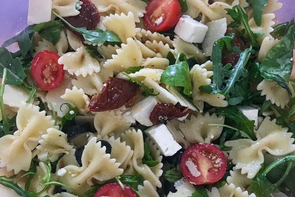 Mediterraner Nudelsalat mit Rucola und Parmesan