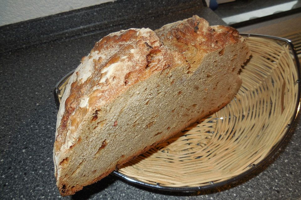 Landbrot mit Röstzwiebeln aus dem Holzbackofen