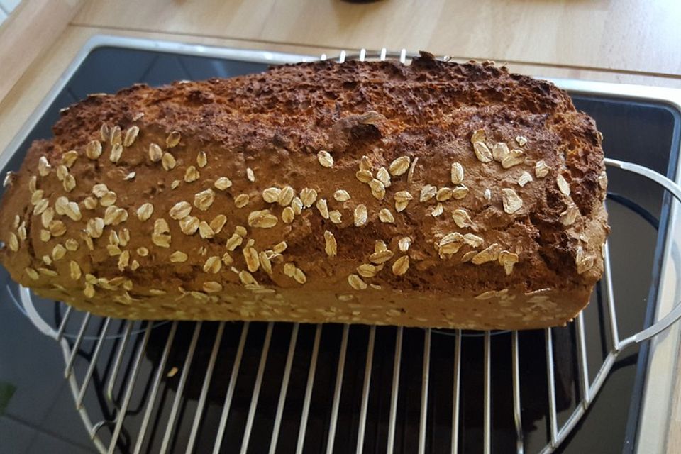 Weizen-, Dinkel- und Roggenvollkorn Brot