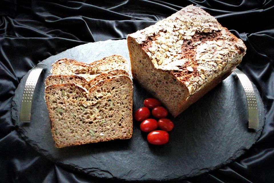 Weizen-, Dinkel- und Roggenvollkorn Brot