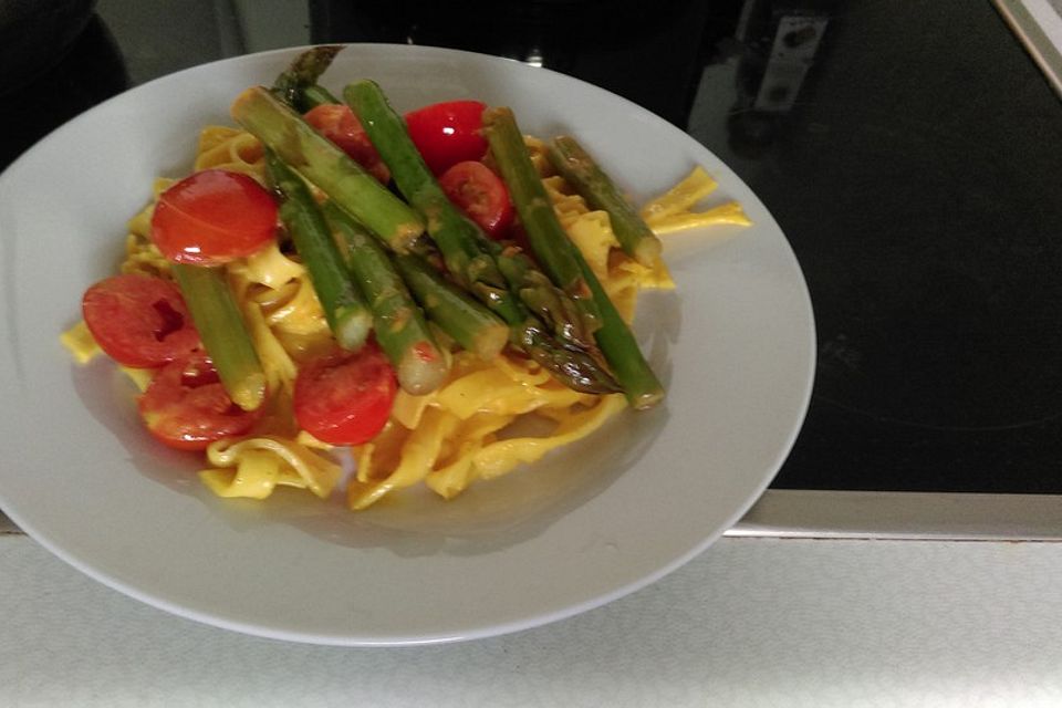 Tagliatelle in Safran-Orangensoße mit Spargel und Tomaten