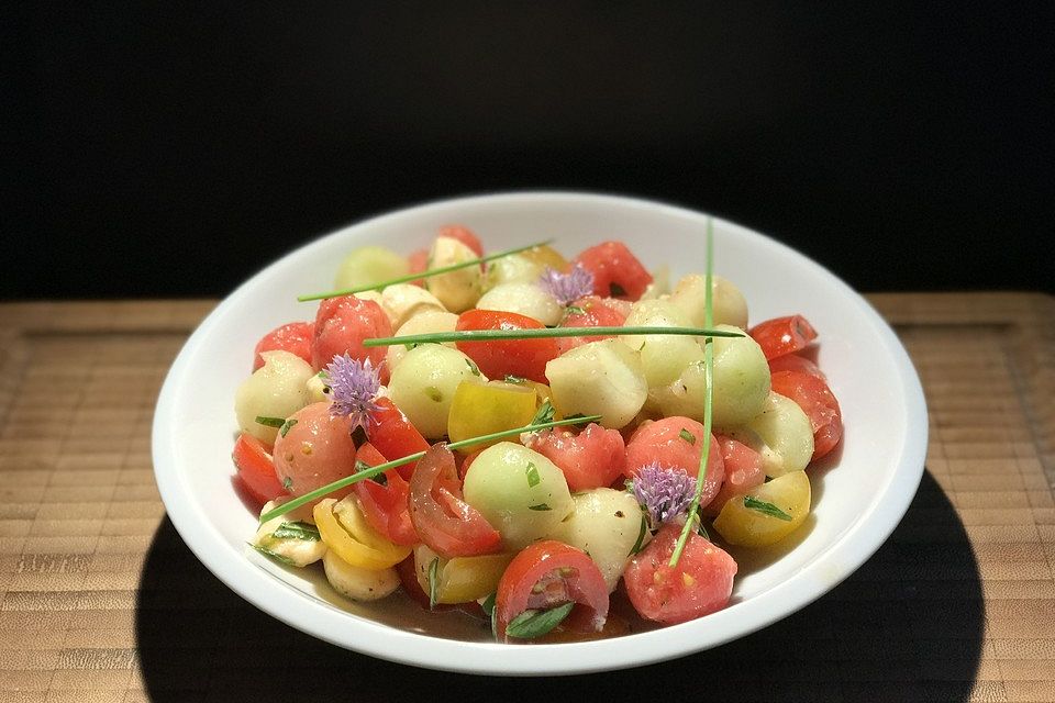 Salat mit Tomaten, Mozzarella und Melone