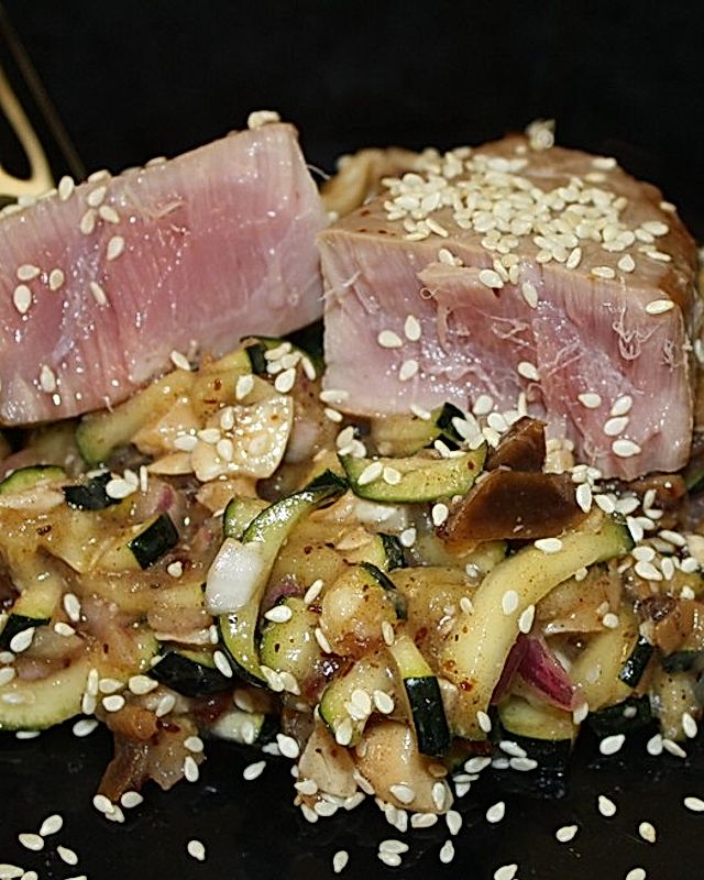 Thunfisch auf Zucchini-Dattel Salat mit Cashewkernen