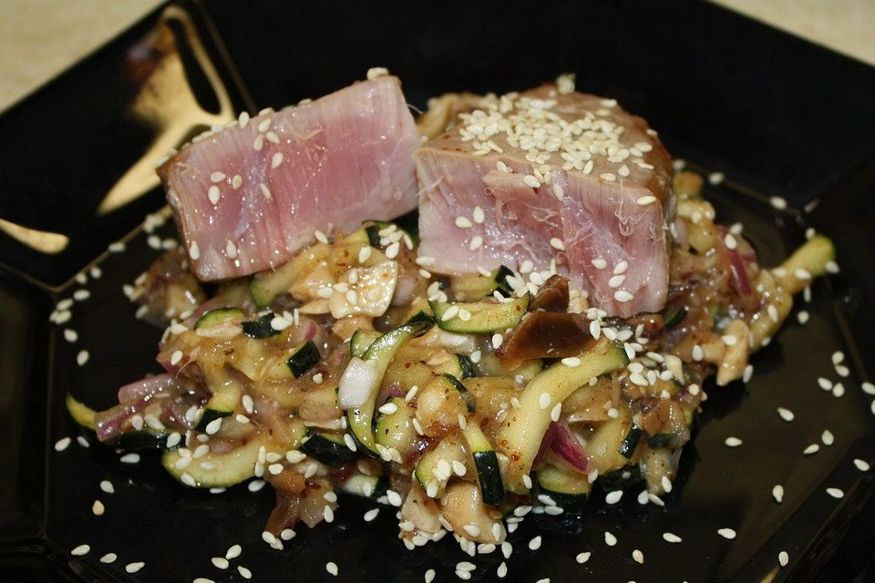 Thunfisch auf Zucchini-Dattel Salat mit Cashewkernen