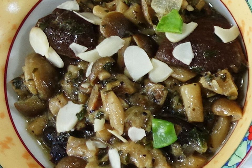 Shiitake und Shimeji-Pilze in Sahnesauce