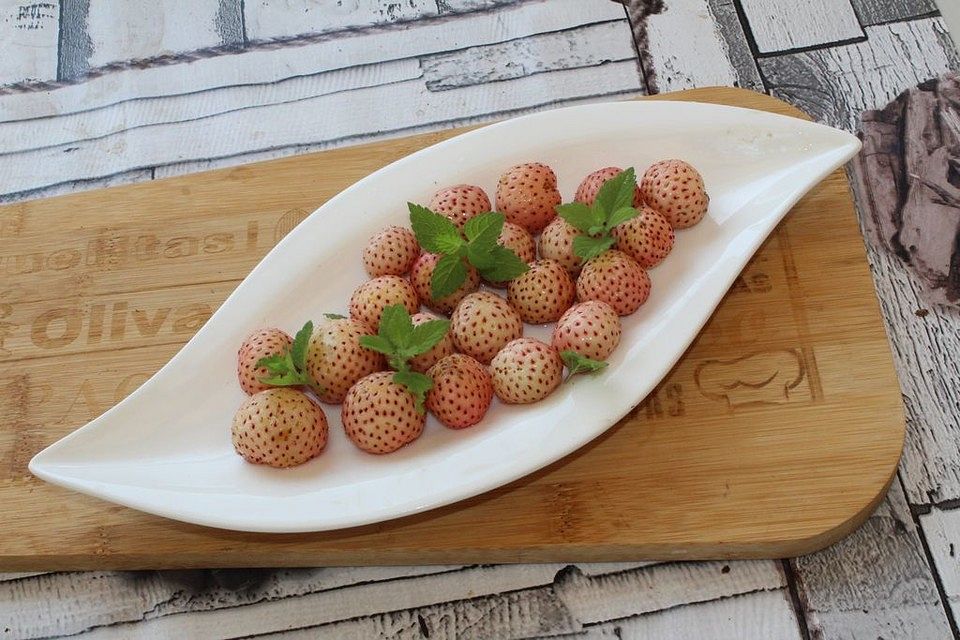 Ananaserdbeeren-Limetten-Zitronenmelisse-Salat