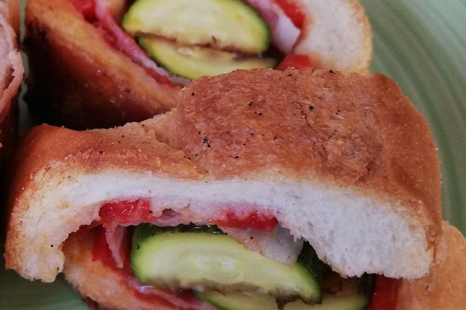 Gefülltes Baguette mit Zucchini und Tomaten