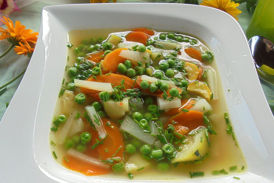 Sommerliche Gemüsesuppe