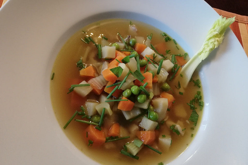 Sommerliche Gemüsesuppe