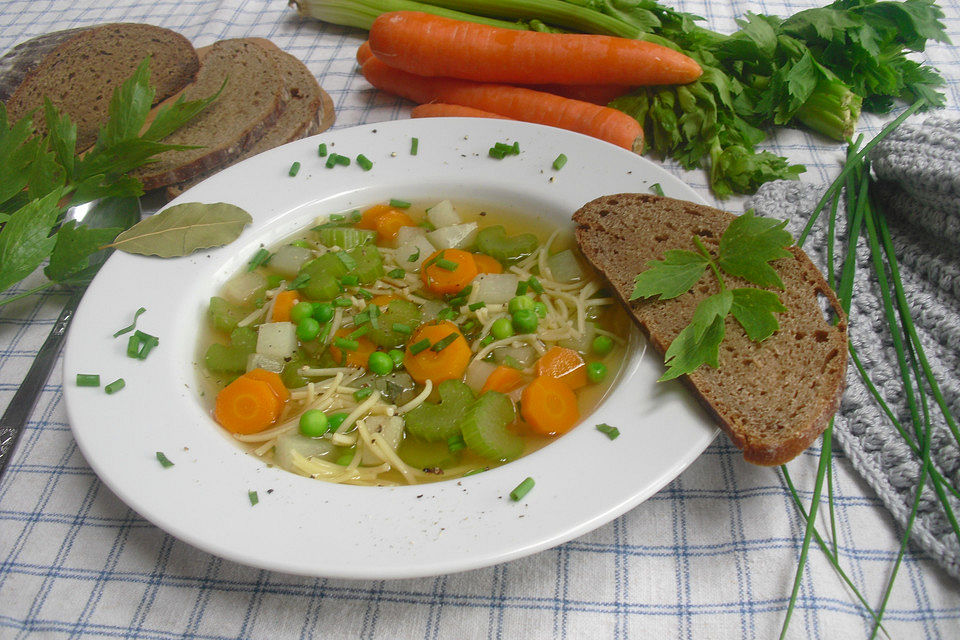 Sommerliche Gemüsesuppe