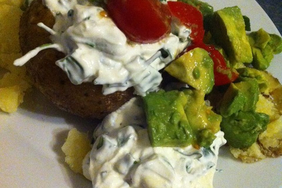 Folienkartoffeln mit Kräuterquark und Avocado