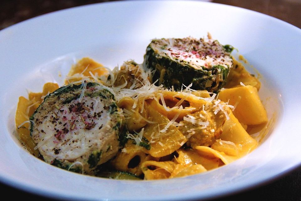 Hühnerbrust im Mangoldmantel mit hausgemachten Pappardelle in Tomaten-Mangold-Sahne