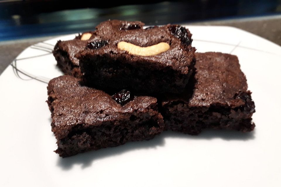 Dunkler saftiger Brownie mit Nüssen und getrockneten Früchten