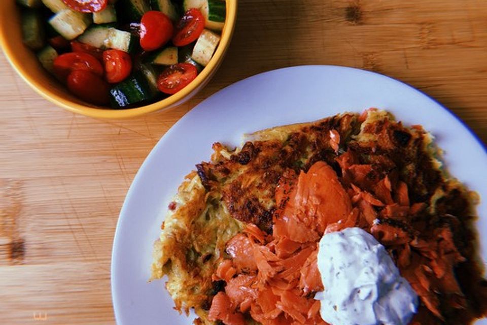 Rösti mit Lachs und Salat