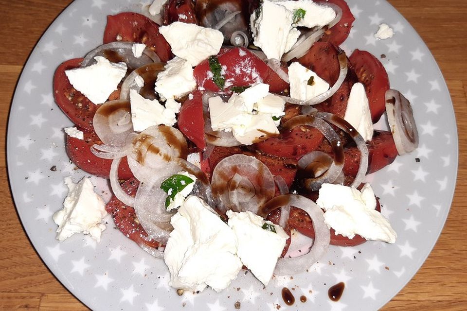 Tomatensalat mit Feta und Schinken