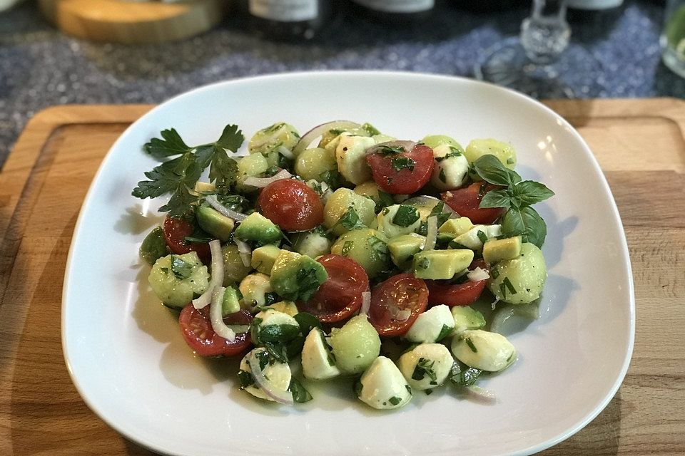 Tomatensalat mit Mozzarella, Avocado und Melone