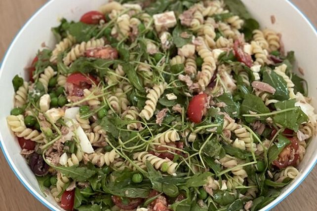 Nudelsalat mit Erbsen, Tomaten, Thunfisch und Eiern von McMoe| Chefkoch