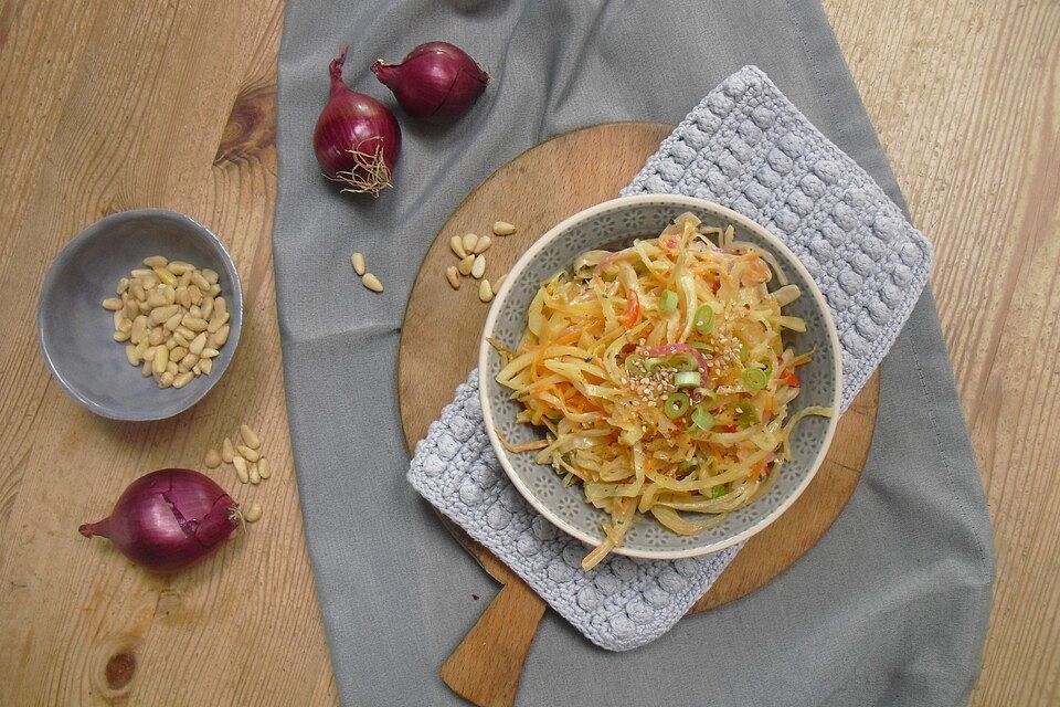 Salat aus gebratenem Kohl und Möhren