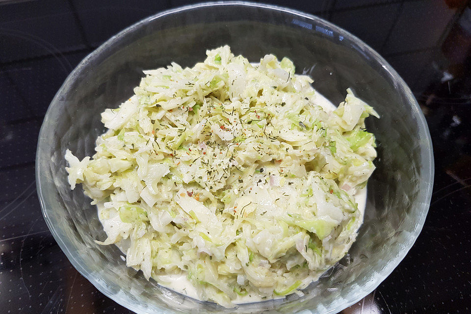 Krautsalat mit Sahne und Kräutern