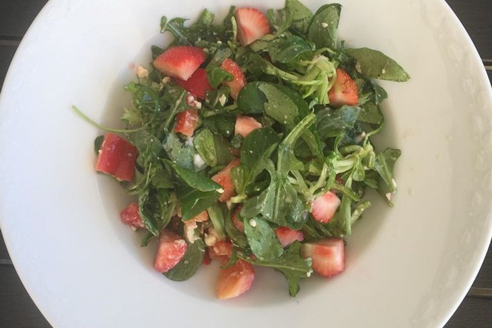 Schneller Feldsalat mit Rucola, Erdbeeren, leicht gratiniertem Feta und Apfelbalsam