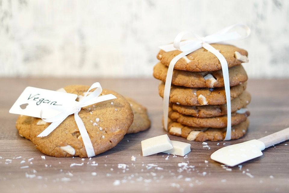 Vegane Cookies mit weißer Schokolade