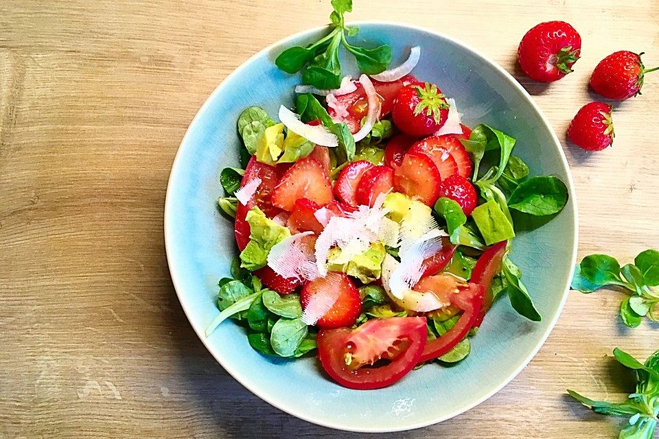 Spinatsalat mit Erdbeeren, Avocado und Honig-Senf-Dressing