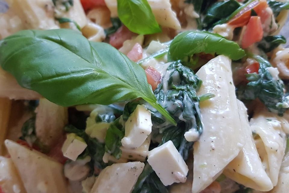 Baby-Blattspinatsalat mit Nudeln und Schafskäse