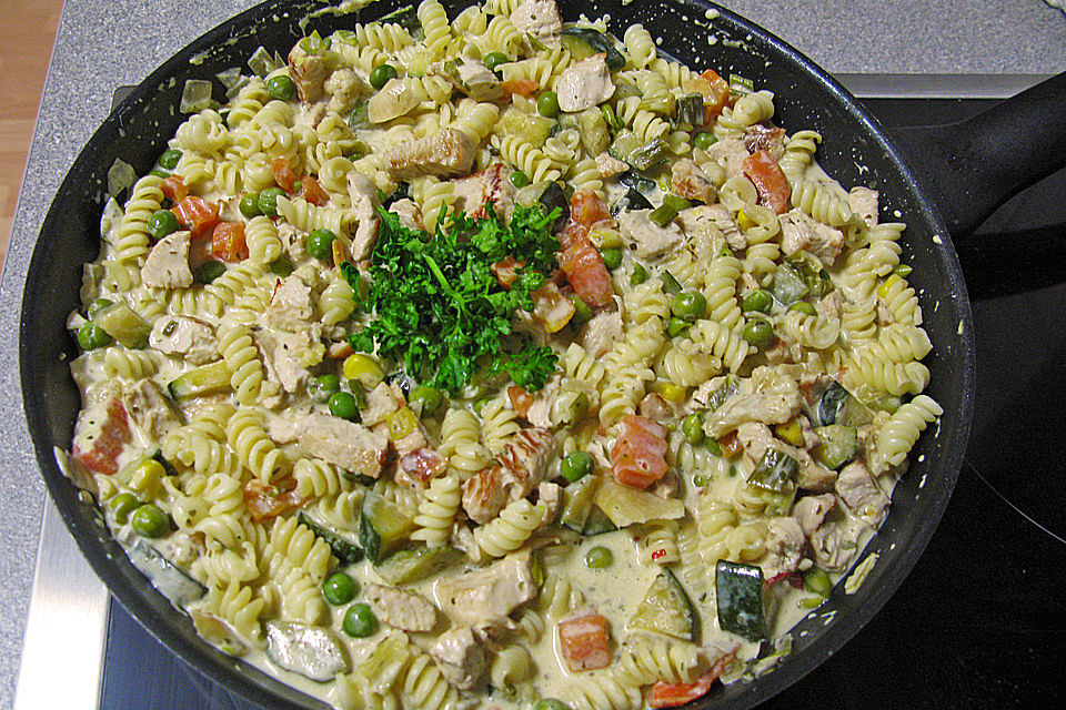 Gemüsepfanne mit Pasta und Pute