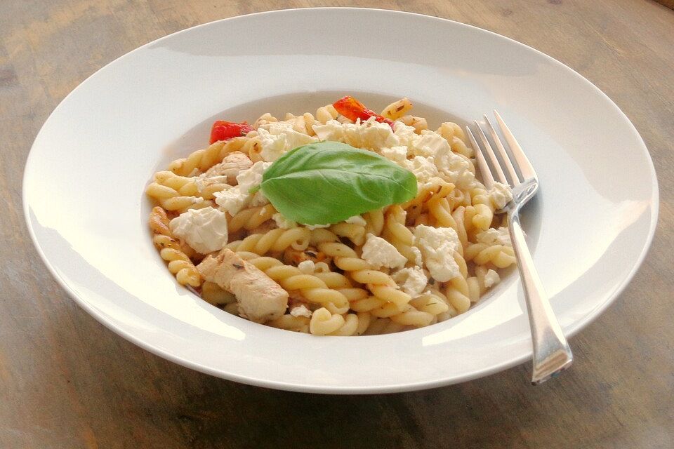 Pasta mit Hähnchenbrust, frischen Tomaten und Feta