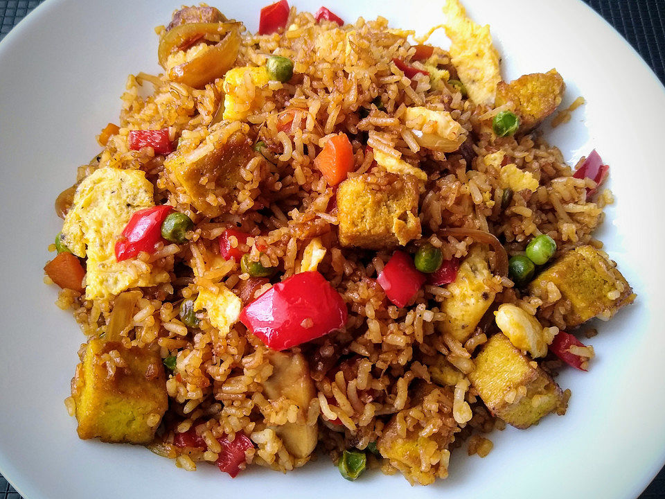 Gebratener Reis mit Hühnerbrust, Ei und Gemüse von zuiko | Chefkoch