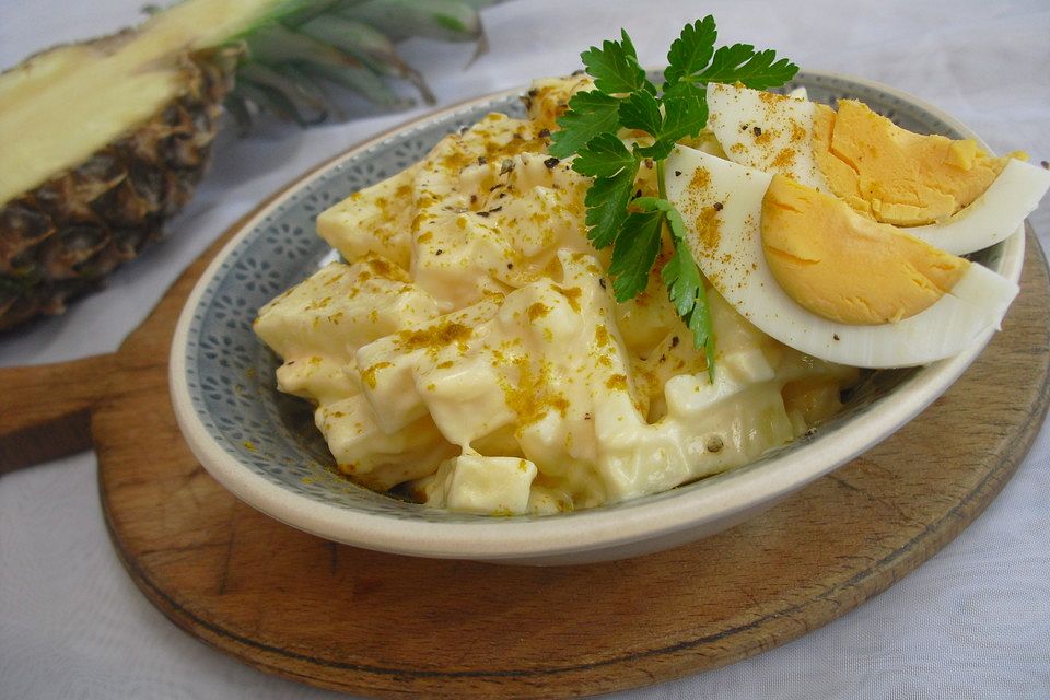 Eiersalat mit Käse und Ananas