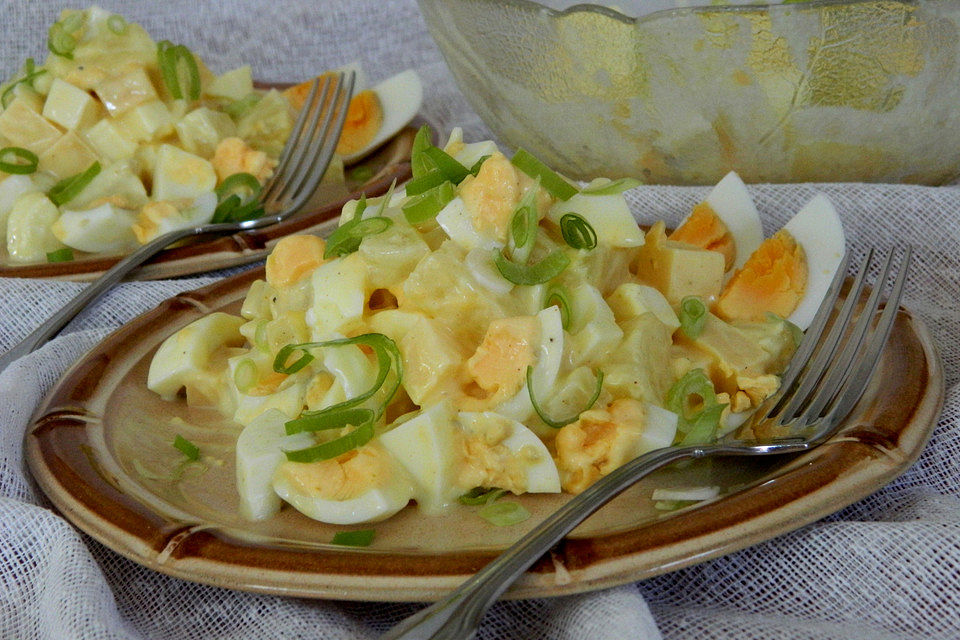 Eiersalat mit Käse und Ananas