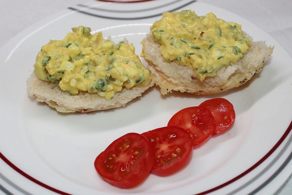 Eiersalat mit Käse und Ananas