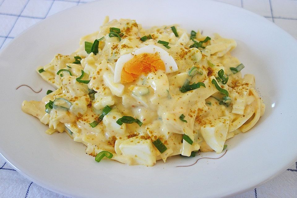 Eiersalat mit Käse und Ananas