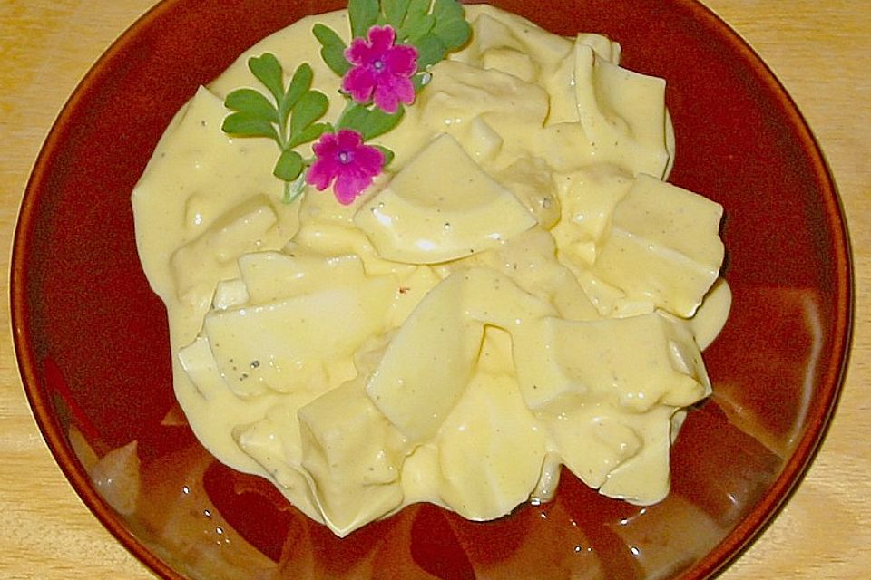 Eiersalat mit Käse und Ananas