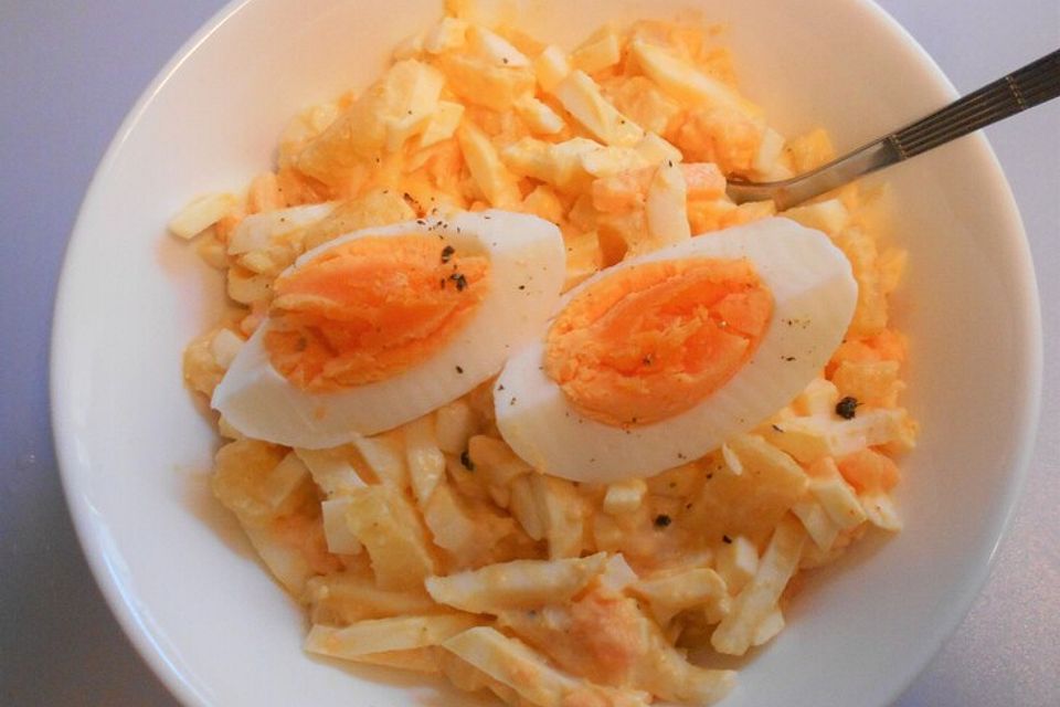 Eiersalat mit Käse und Ananas